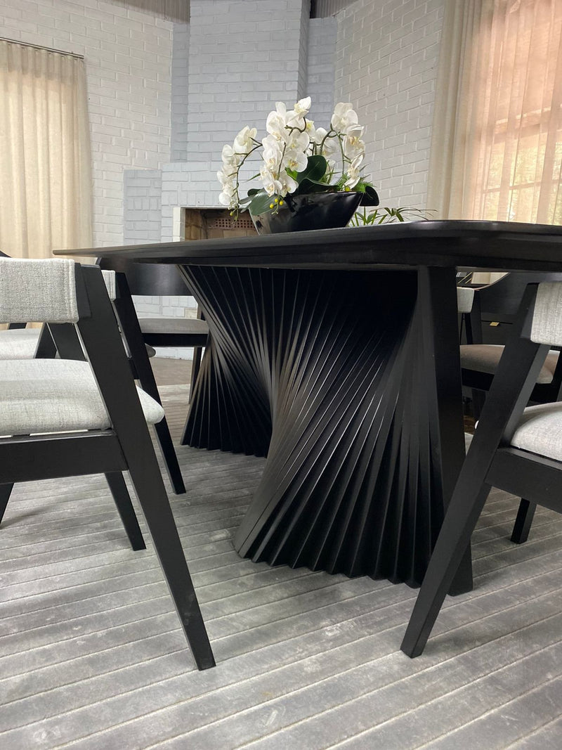 Conjunto de Mesa Orgânica Triangulo Cannes Base Redonda Ripada com + 6 Cadeiras Michela de Telinha Tecido em Linho Rustico cor Bege 417